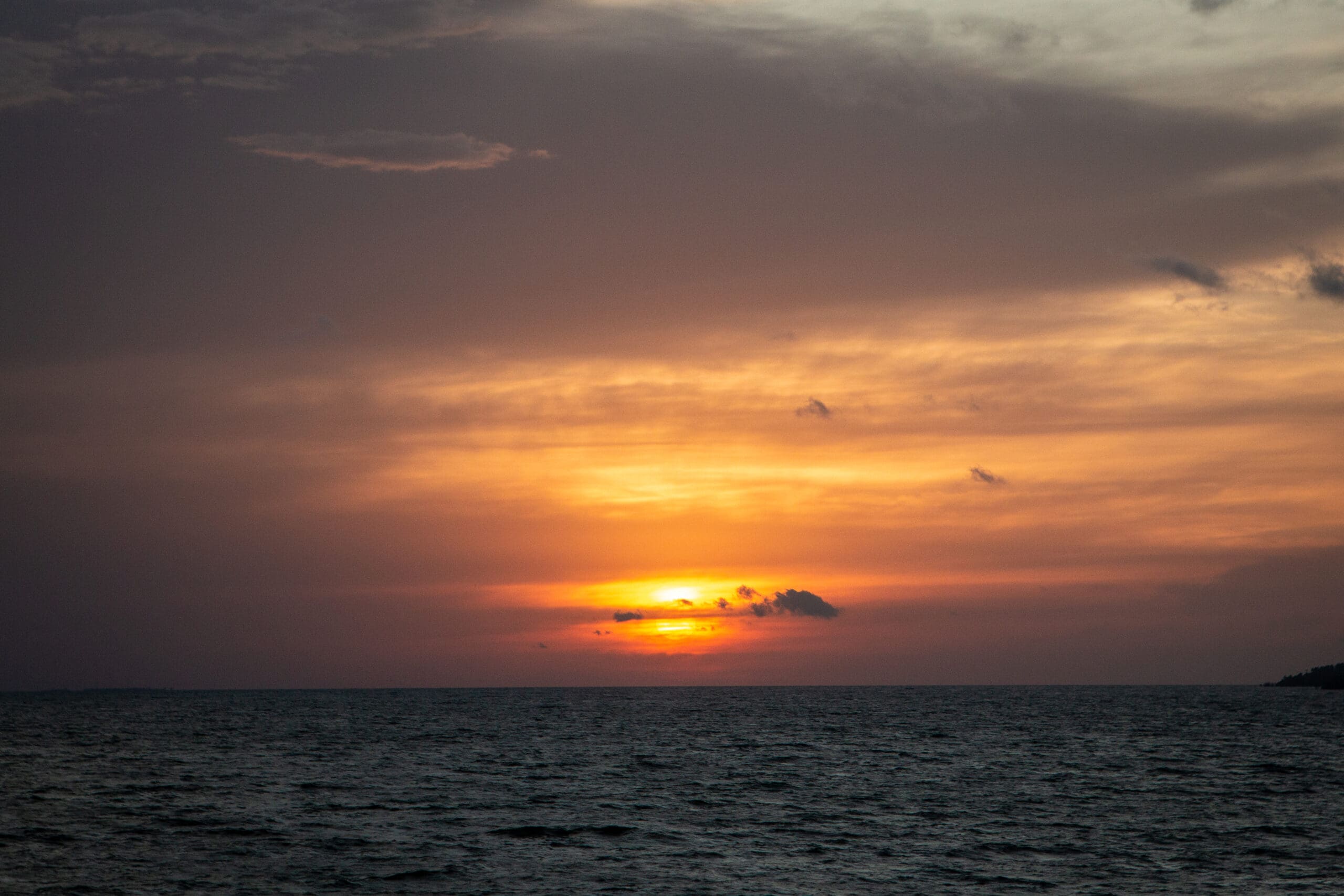 zonsondergang boven het victoria meer met oranje en paarse lucht in west kenia