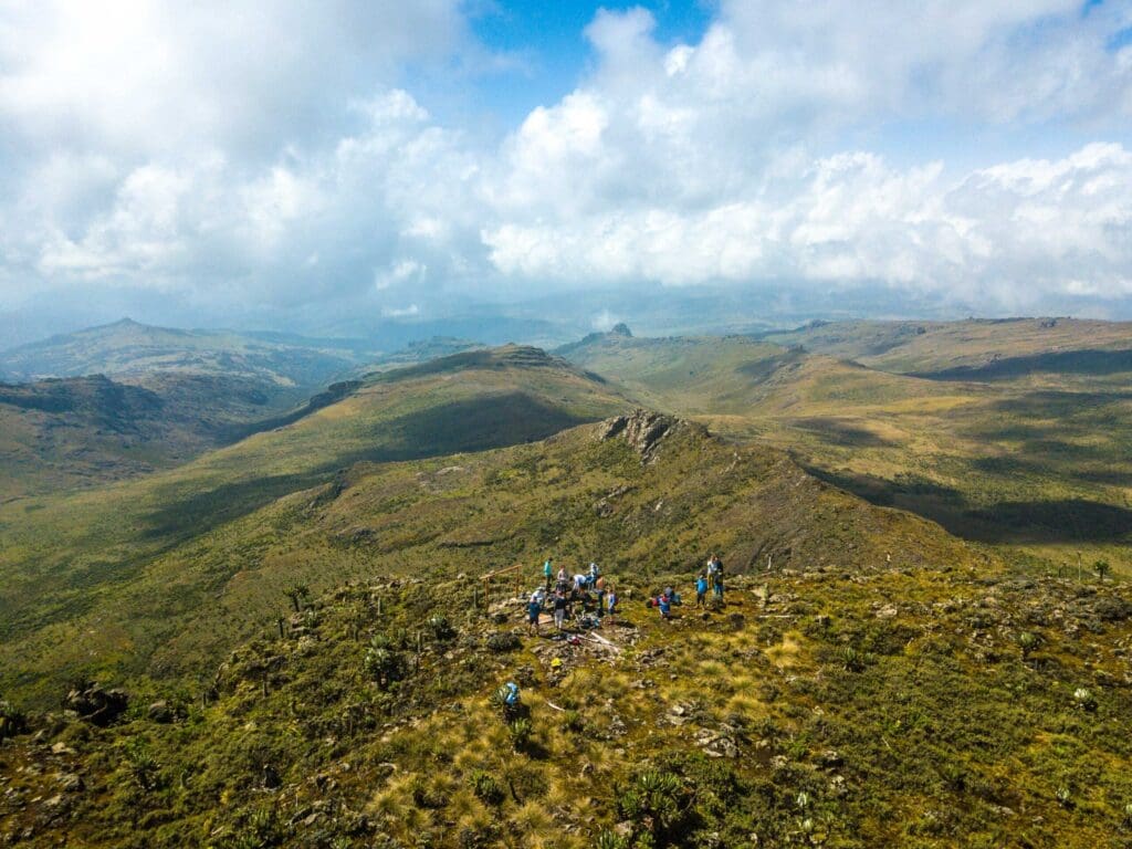 Groep wandelaars bereikt een bergtop met panoramisch uitzicht in Mount Elgon