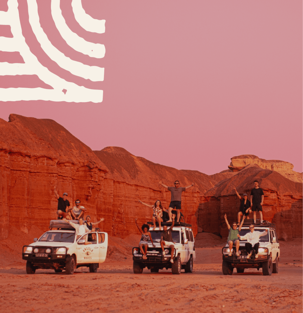 Een groep mensen poseert vrolijk bovenop drie witte SUV's in een woestijnlandschap met rode rotsformaties bij zonsondergang; een wit abstract ontwerp staat in de rozige lucht.