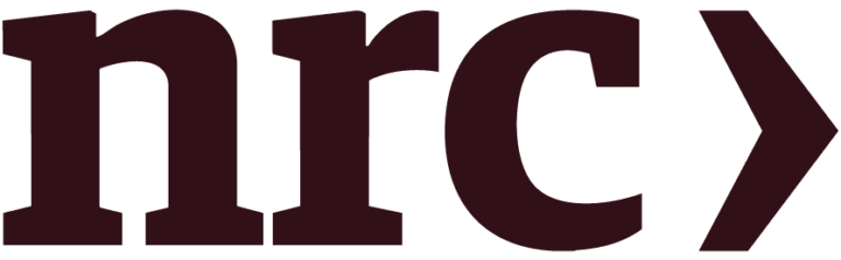 In het donkerrode logo staat nrc> in een groot, vet lettertype.