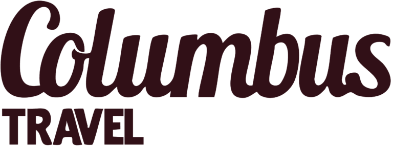 Op de afbeelding staan de woorden Columbus in een groot, cursief lettertype boven het woord TRAVEL in vette, hoofdletters. Beide woorden zijn donkerbruin op een witte achtergrond.