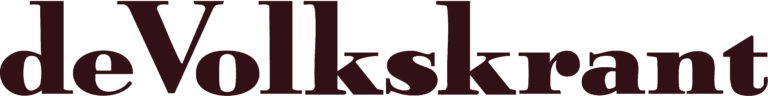 In het logo van de Volkskrant staat de naam van de krant in een vet, donker schreeflettertype op een witte achtergrond.
